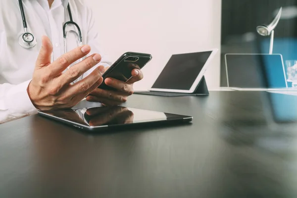 Doctor médico inteligente que trabaja con teléfono inteligente y tableta digital — Foto de Stock