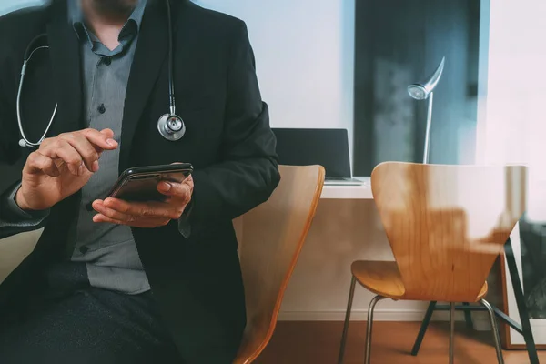 Médico inteligente trabalhando com telefone inteligente e tablet digital — Fotografia de Stock