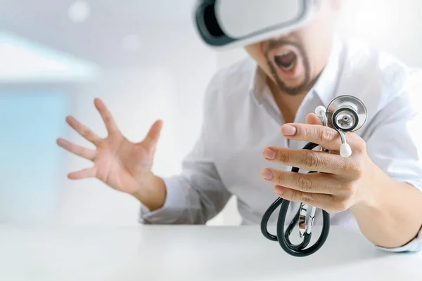 Akıllı doktor sanal gerçeklik giyiyor koruyucu gözlük modern ofiste kablosuz — Stok fotoğraf