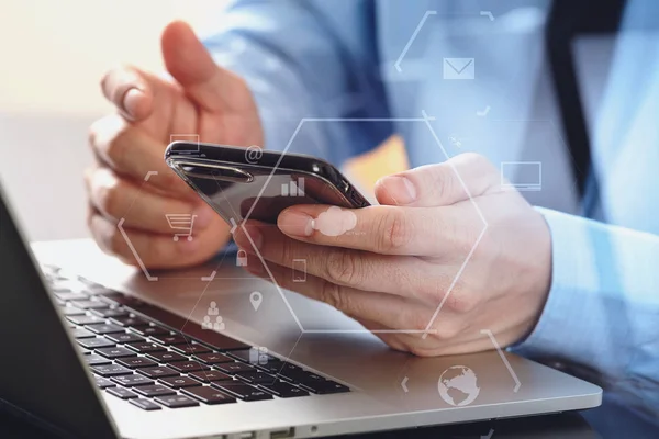 Nahaufnahme eines Geschäftsmannes, der mit Handy und Laptop arbeitet — Stockfoto