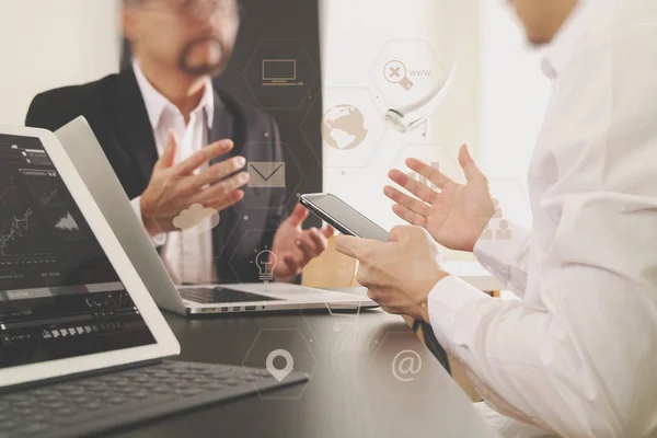 Co concept de réunion de l'équipe de travail, homme d'affaires en utilisant un téléphone intelligent — Photo