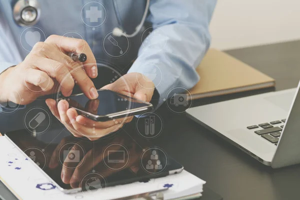 Médico inteligente que trabaja con teléfono inteligente y estetoscopio un — Foto de Stock