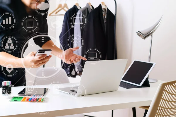 Modedesignerin spricht Handy und benutzt Laptop mit Digitalkamera — Stockfoto