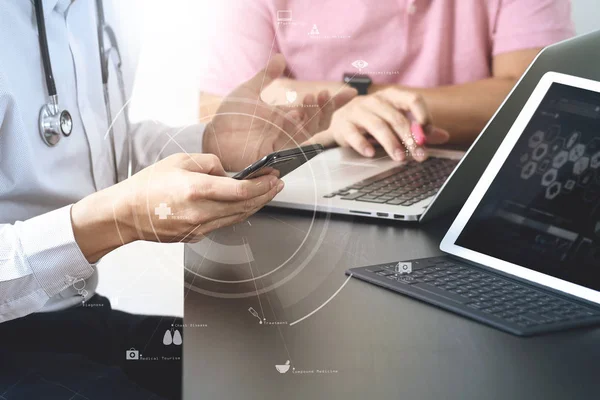 Medicinsk co arbetande begreppen, läkare som arbetar med smart telefon och d — Stockfoto