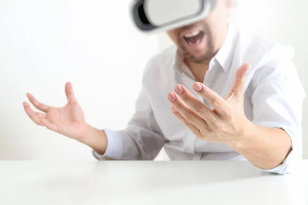 商人穿着虚拟现实护目镜，现代办公机智 — 图库照片