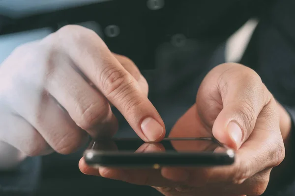 Zár megjelöl dolgozik okos telefon a modern üzletember kéz — Stock Fotó