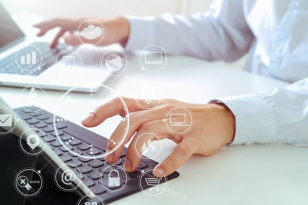 Närbild av affärsmannen att skriva tangentbord med bärbar dator och — Stockfoto