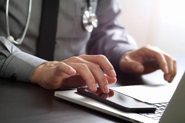 Primo piano del medico intelligente che lavora con il telefono cellulare e l — Foto Stock