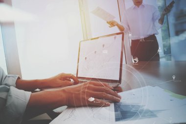 Co takım toplantısı kavramı, akıllı telefon kullanarak iş adamı bir