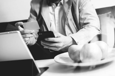 hipster el kullanarak akıllı telefon, dijital tablet yerleştirme klavye, h
