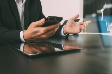 akıllı telefon ve dijital tablet ve lapt çalışma iş adamı