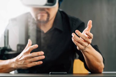 sanal gerçeklik giyen işadamı modern ofis zekâ gözlükler