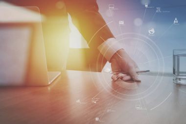 cep telefonu ve dijital tablet ve kucak çalışma iş adamı