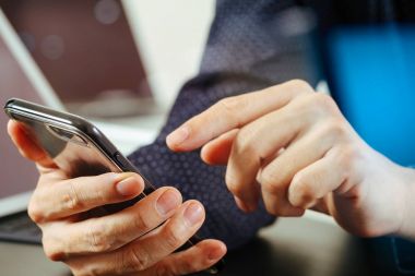 cep telefonu ve lapto çalışma iş adamı el yakın çekim