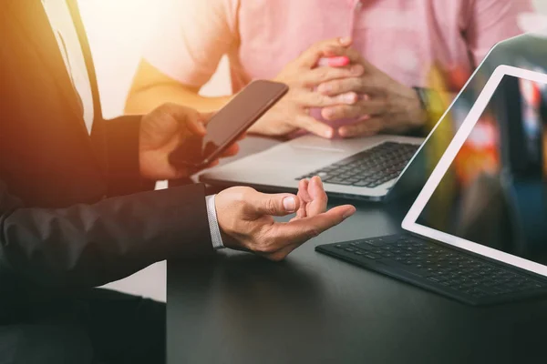 Co working team meeting concept,businessman using smart phone an — Stock Photo, Image