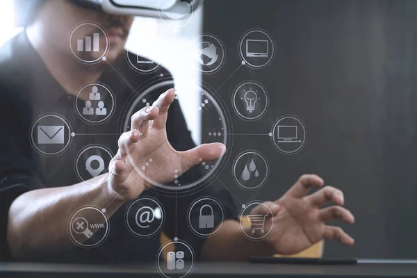 Homme d'affaires portant des lunettes de réalité virtuelle dans l'esprit de bureau moderne — Photo