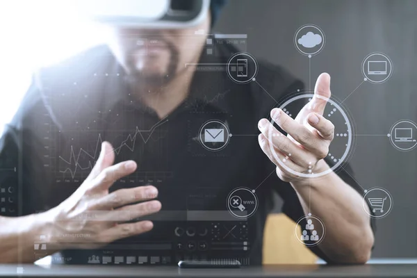 Pengusaha mengenakan kacamata realitas maya di kantor modern — Stok Foto