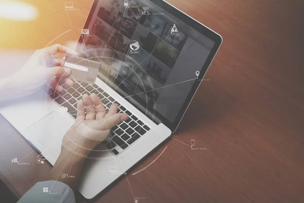 Top view of Hand using credit card and laptop computer on wooden — Stock Photo, Image