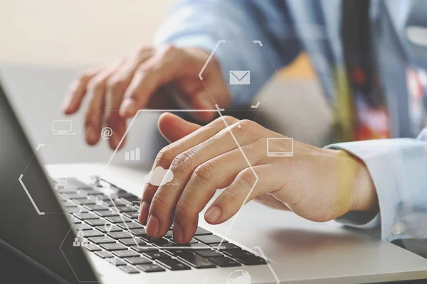 Primer plano del hombre de negocios tecleo teclado con ordenador portátil en — Foto de Stock