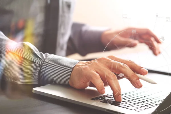 Close-up de empresário que trabalha com telefone celular e caneta stylus — Fotografia de Stock