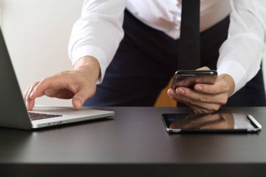 akıllı telefon ve laptop çalışma işadamı yakın ve 