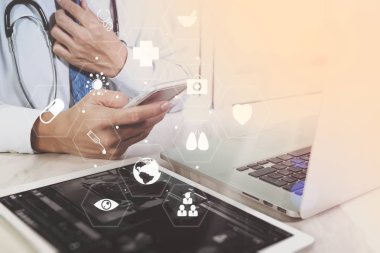 Tıbbi teknoloji kavramı. Akıllı telefon ile çalışan doktor ve 