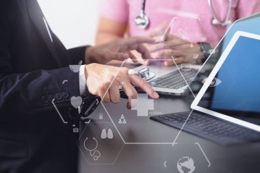 Tıbbi co çalışma kavramı, akıllı telefon ve d ile çalışan doktor