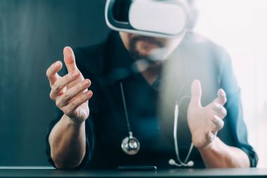Akıllı doktor sanal gerçeklik giyiyor koruyucu gözlük modern ofiste kablosuz