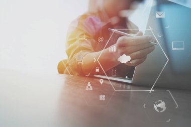 cep telefonu ve dijital tablet ve kucak çalışma iş adamı