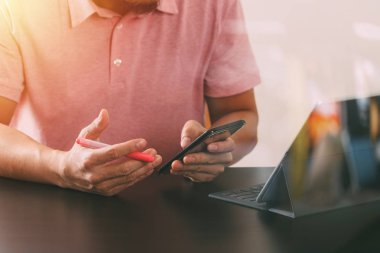 işadamı pembe tişört akıllı telefon ve digitl çalışma içinde 