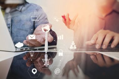 Co takım toplantısı kavramı, akıllı telefon kullanarak iş adamı bir