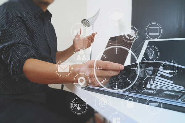 бизнесмен, работающий со смартфоном и цифровым планшетом
