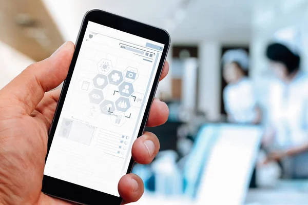 スマート医師手携帯電話の操作のクローズ アップ — ストック写真