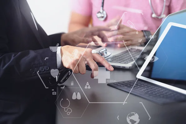 Concepto de co-trabajo médico, Doctor trabajando con el teléfono inteligente y d — Foto de Stock