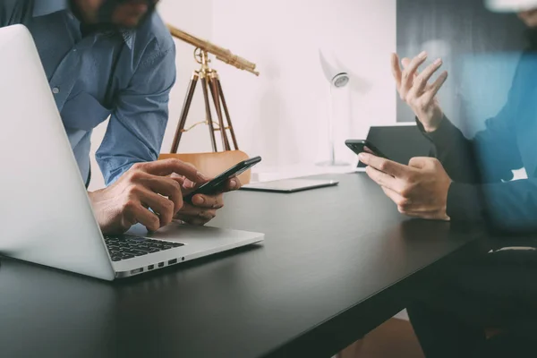 Co conceito de reunião de equipe de trabalho, homem de negócios usando telefone inteligente e — Fotografia de Stock