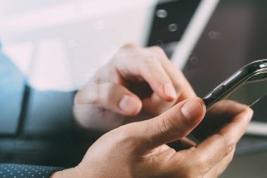 akıllı telefon ve laptop çalışma iş adamı el yakın çekim