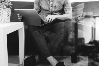 hipster el klavye rıhtım, cradi holding dijital tablet kullanma