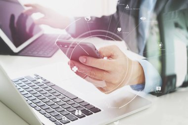 La ile modern ofis cep telefonuyla işadamı eller