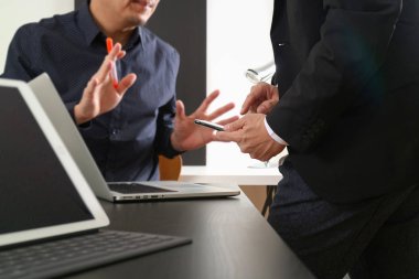 Co takım toplantısı kavramı, akıllı telefon kullanarak iş adamı bir