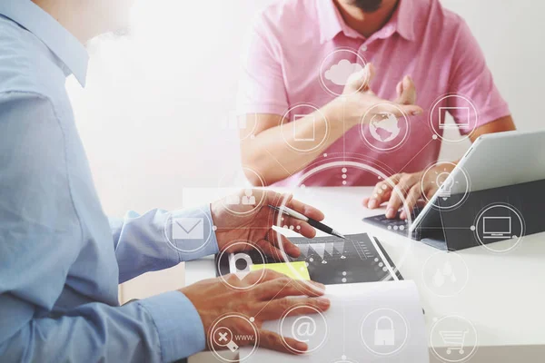 Empresarios trabajando juntos en un documento y usando un teléfono inteligente —  Fotos de Stock