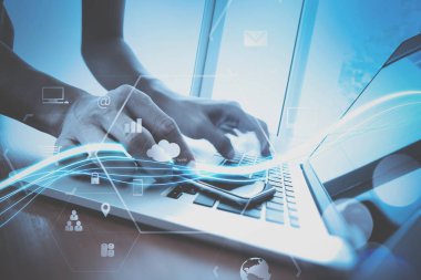 cep telefonu ve dijital tablet ve kucak çalışma iş adamı