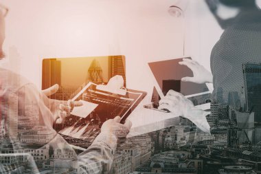 Co takım toplantısı kavramı, akıllı telefon kullanarak iş adamı bir