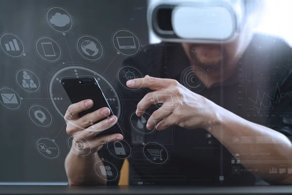 Podnikatel na sobě virtuální realita brýle v moderní kancelářské ŽÁ — Stock fotografie