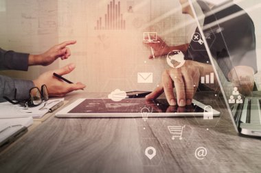 Co takım toplantısı kavramı, akıllı telefon kullanarak iş adamı bir