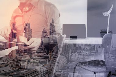 Dijital tablet ve dizüstü bilgisayarla çalışma işadamı ve 