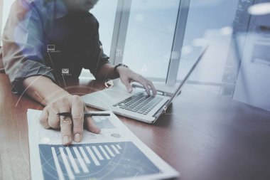 cep telefonu ve dijital tablet ve kucak çalışma iş adamı