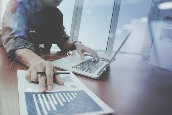 Geschäftsmann arbeitet mit Handy und digitalem Tablet und Laptop — Stockfoto