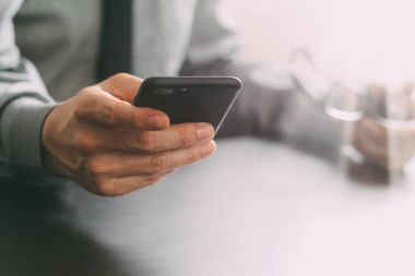 cep telefonu ve gözlük camı o çalışma işadamı yakın çekim