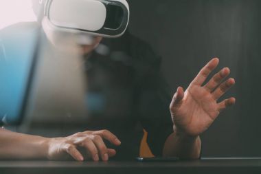 sanal gerçeklik giyen işadamı modern ofis zekâ gözlükler