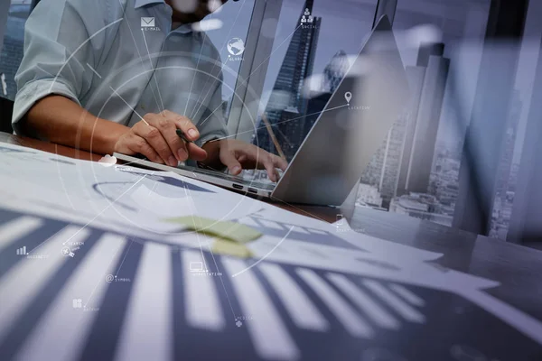 Hombre de negocios que trabaja con teléfono móvil y tableta digital y regazo — Foto de Stock